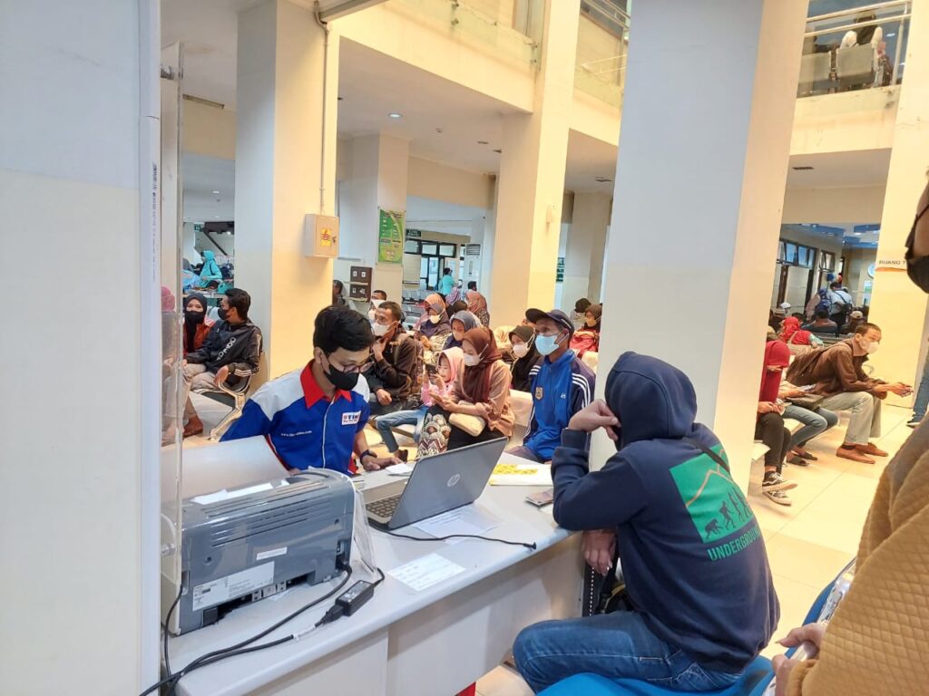 Antrean Farmasi RSUD Moewardi