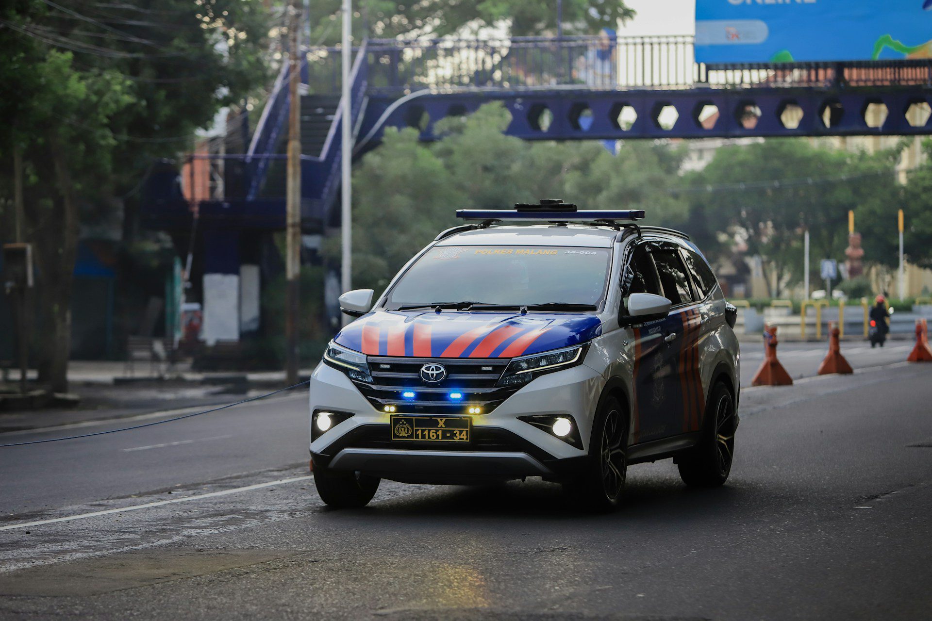 Gambar mobil polisi di Indonesia (unsplash.com/Aldrin Rachman Pradana)